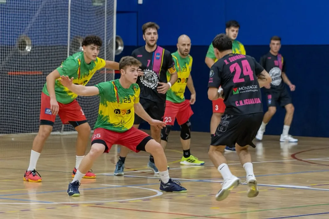 El sènior masculí defensant en un partit