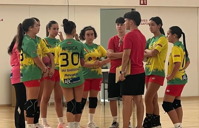 Jugadores de l'equip femení escoltant l'entrenador durant un temps mort