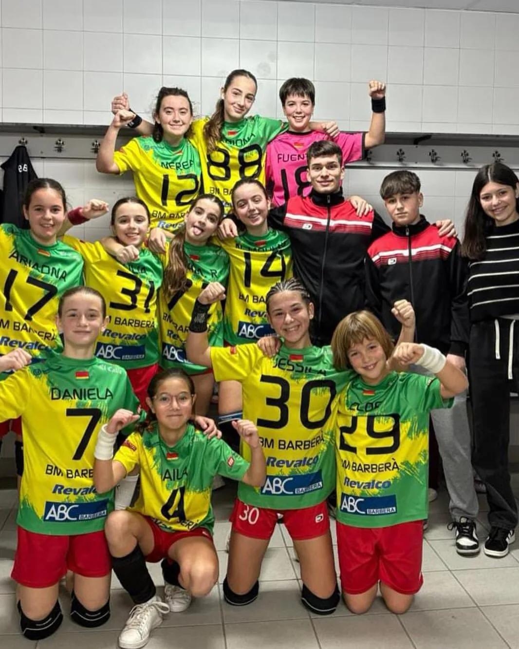 Les jugadores de l'infantil femení celebrant al vestidor