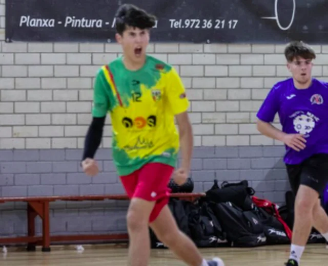 Un jugador del BM Barberà celebrant durant un partit